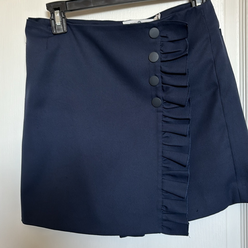EUC Tory Sport size x-small, Tech Twill ruffle golf skort.